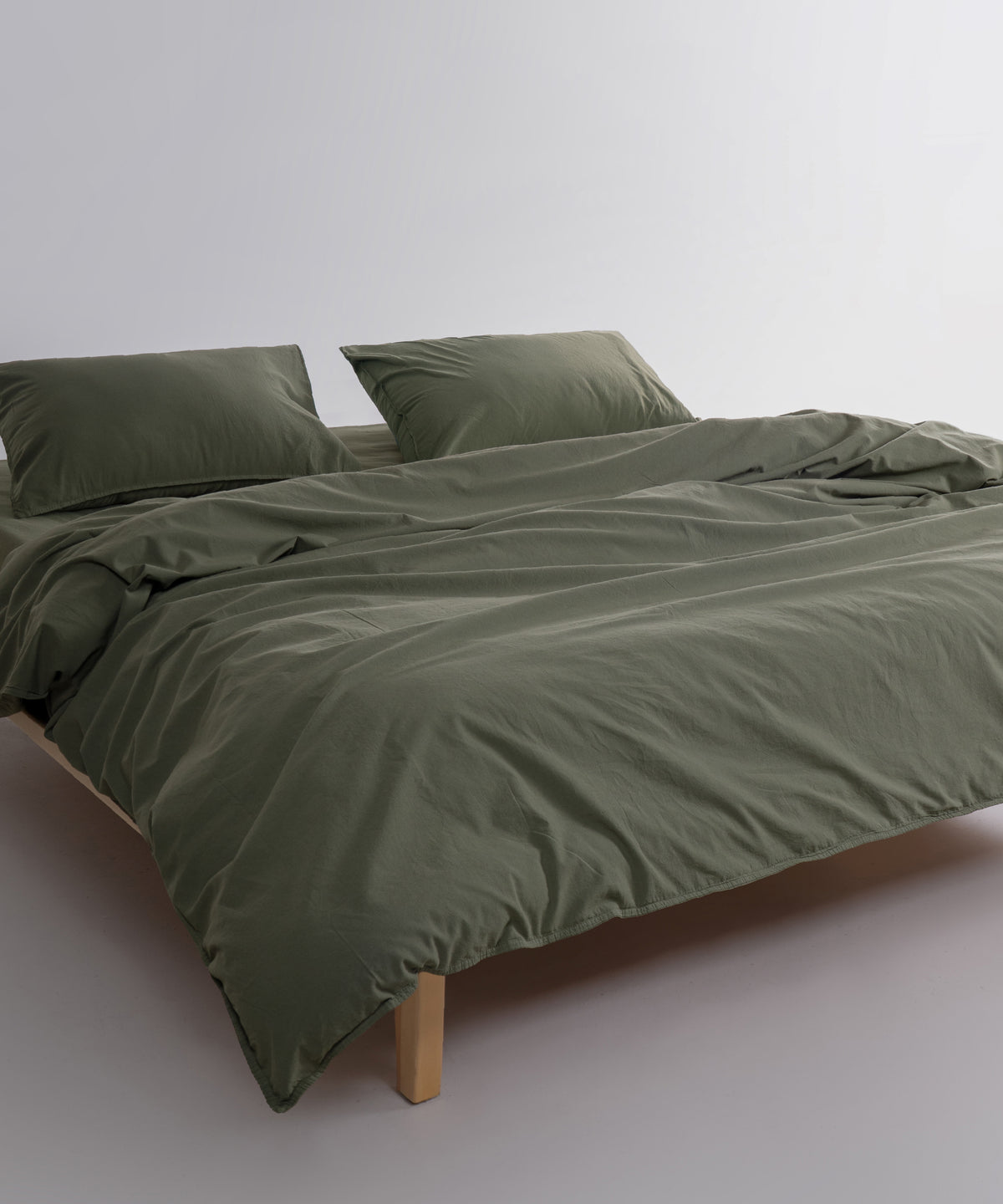 Capulet Olive stonewashed pamuk kumaşın yumuşak ve doğal dokusu