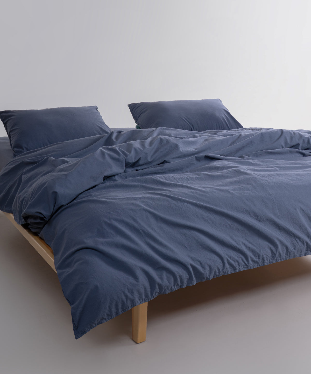 Natural Grey stonewashed pamuk kumaşın ipeksi ve yumuşak dokusu
