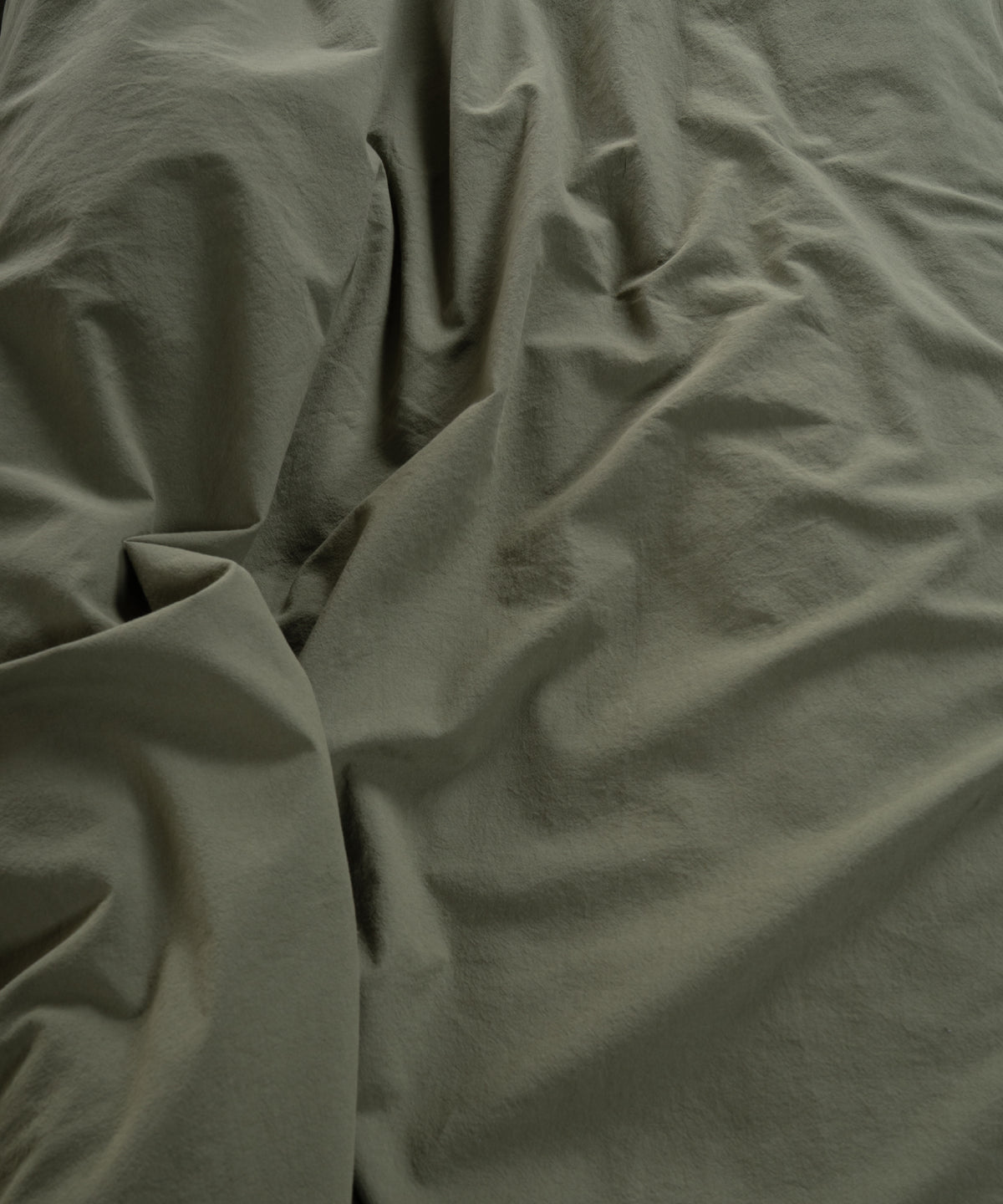 Capulet Olive stonewashed nevresim takımı yakın plan doku açısı