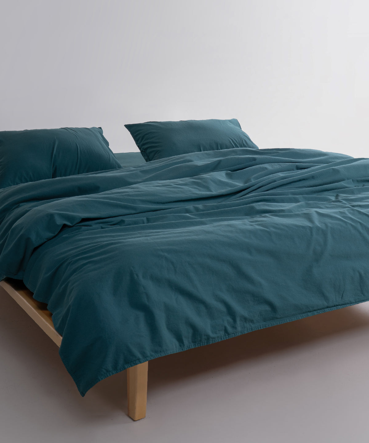 Dark Green stonewashed pamuklu kumaşın yumuşak doku detayı