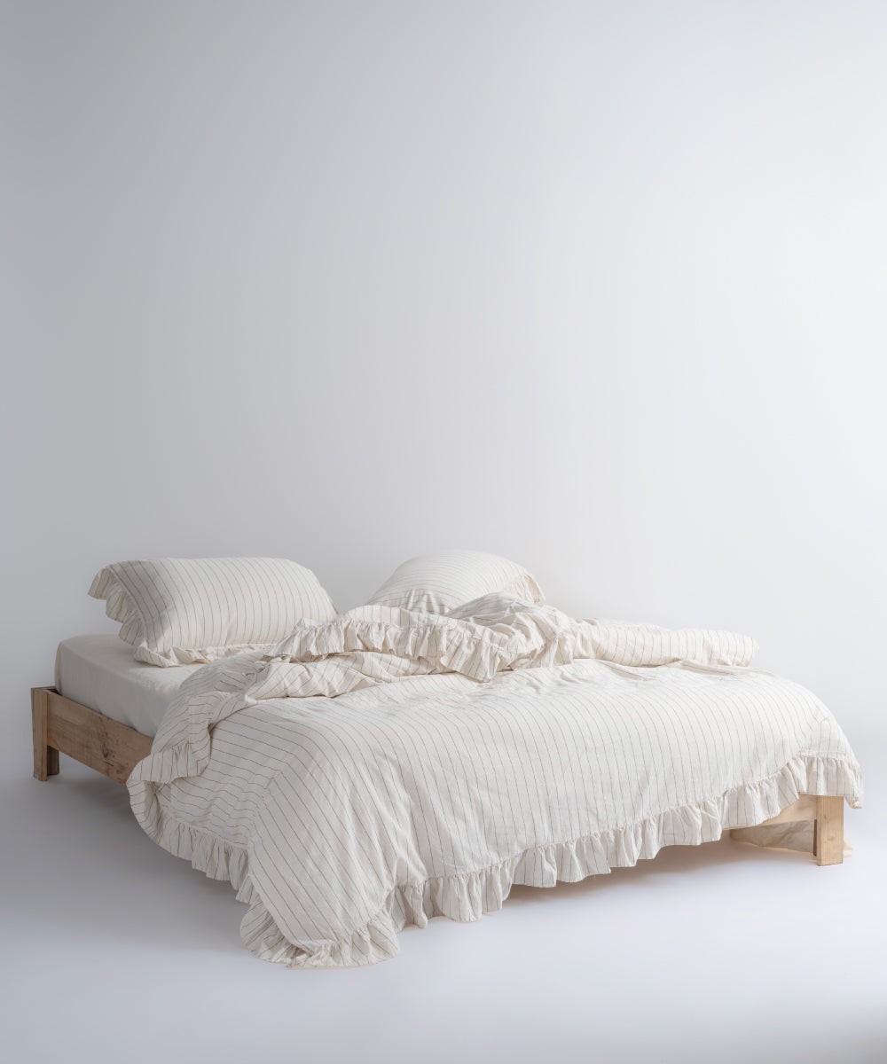 LIMASSO Leila %100 pamuk garment washed çizgili nevresim takımı, dört kenarı fırfırlı nevresim ve yastık kılıflarıyla şık yatak odası tasarımı