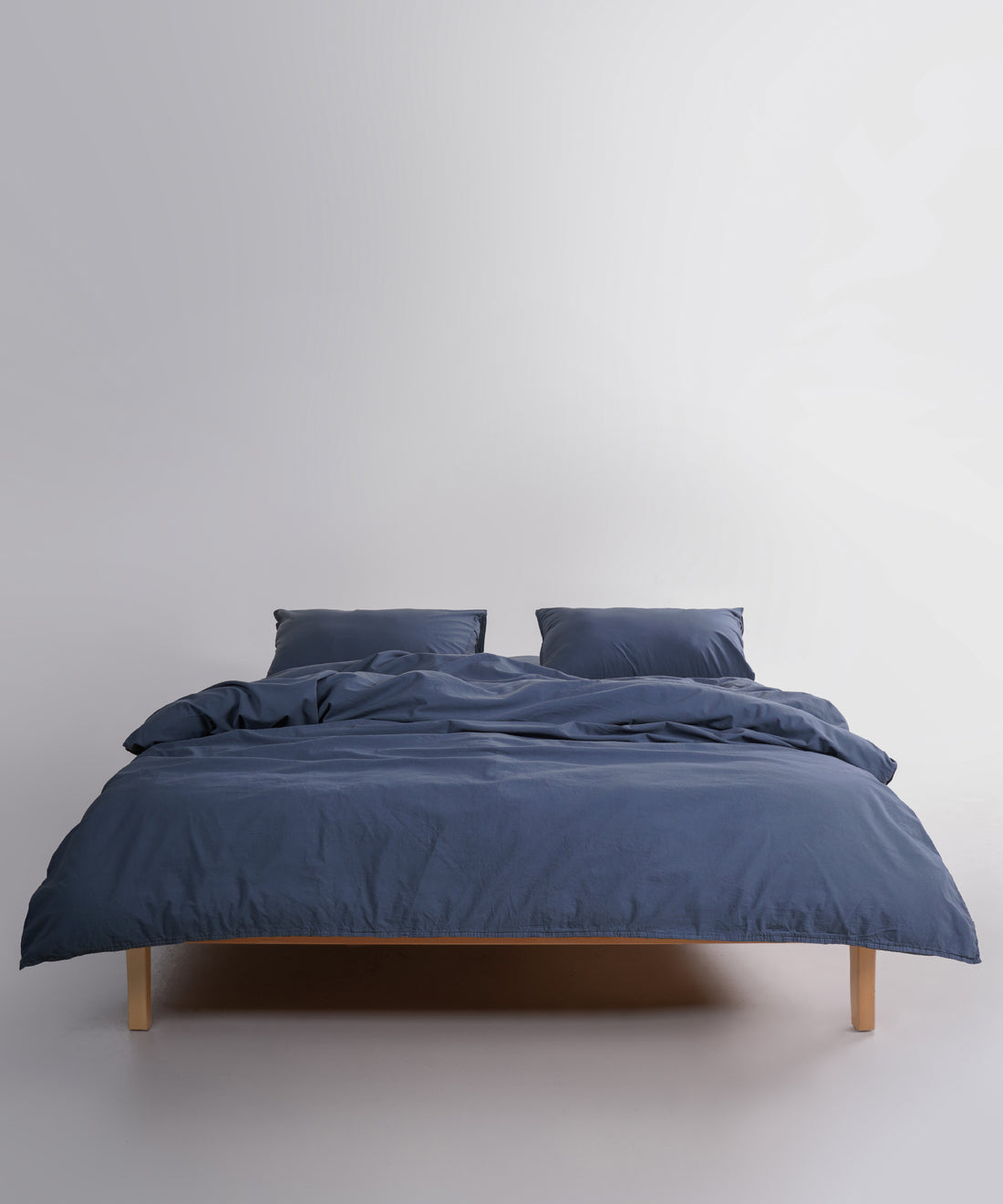 Minimalist gri tonlarında Natural Grey nevresim takımı odası
