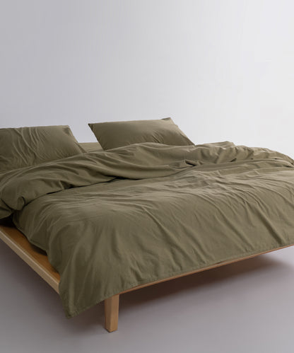 Olive stonewashed pamuklu kumaşın yumuşayan vintage dokusu