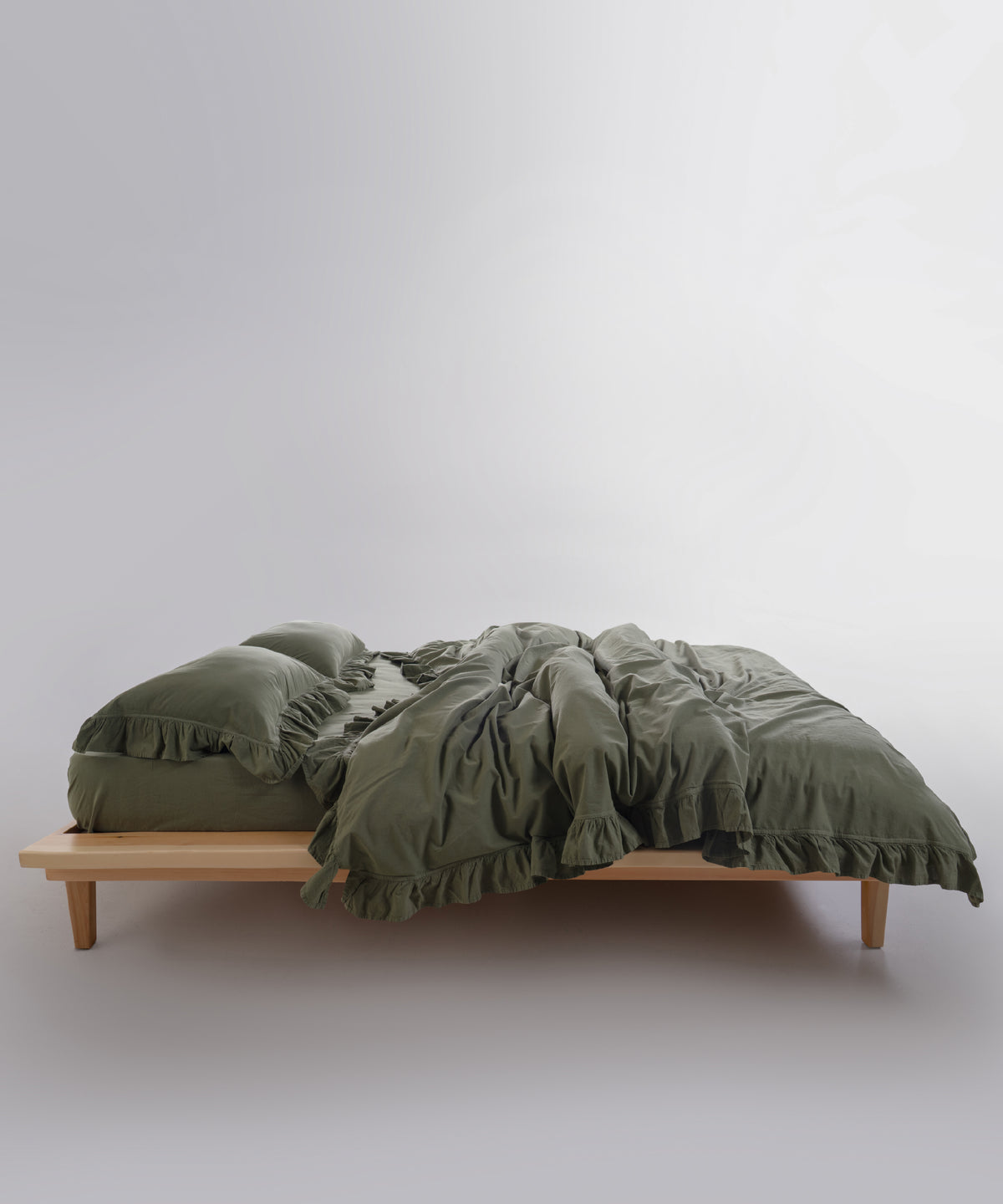 Capulet Olive stonewashed kumaşın vintage kırışık doku görünümü