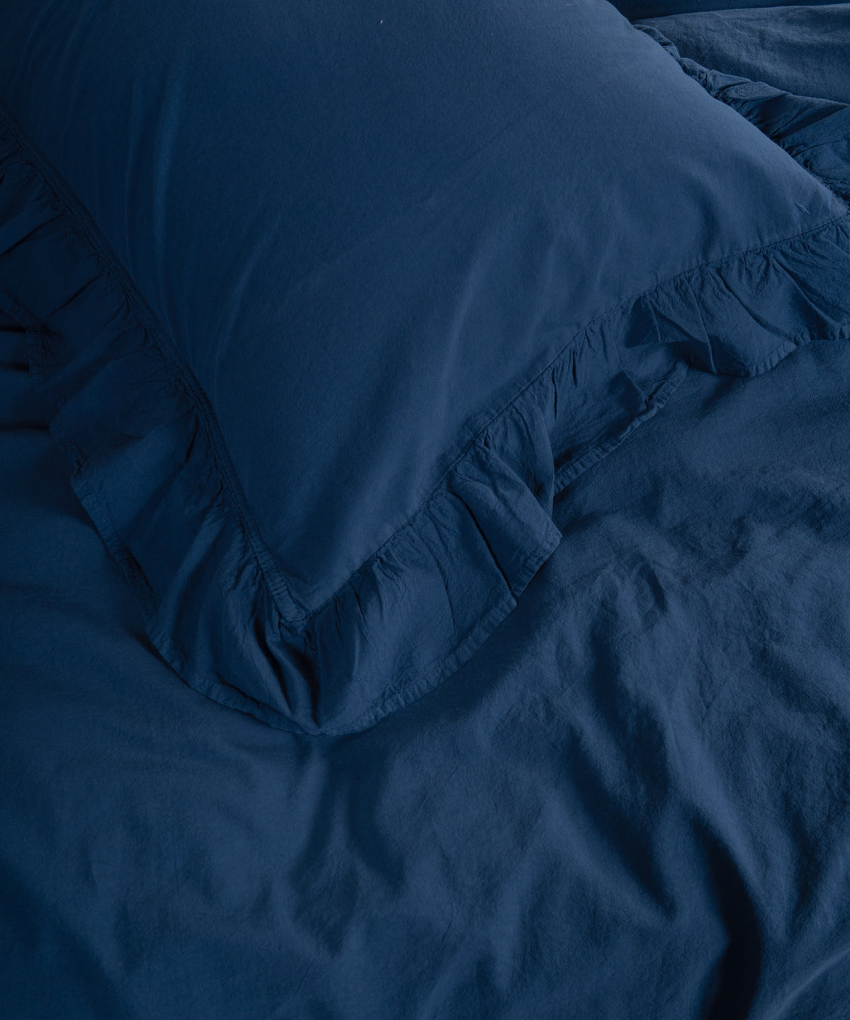 Dress Blue fırfırlı nevresim takımı ile modern yatak odası dekorasyonu