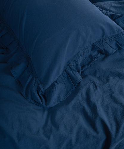 Dress Blue fırfırlı nevresim takımı ile modern yatak odası dekorasyonu