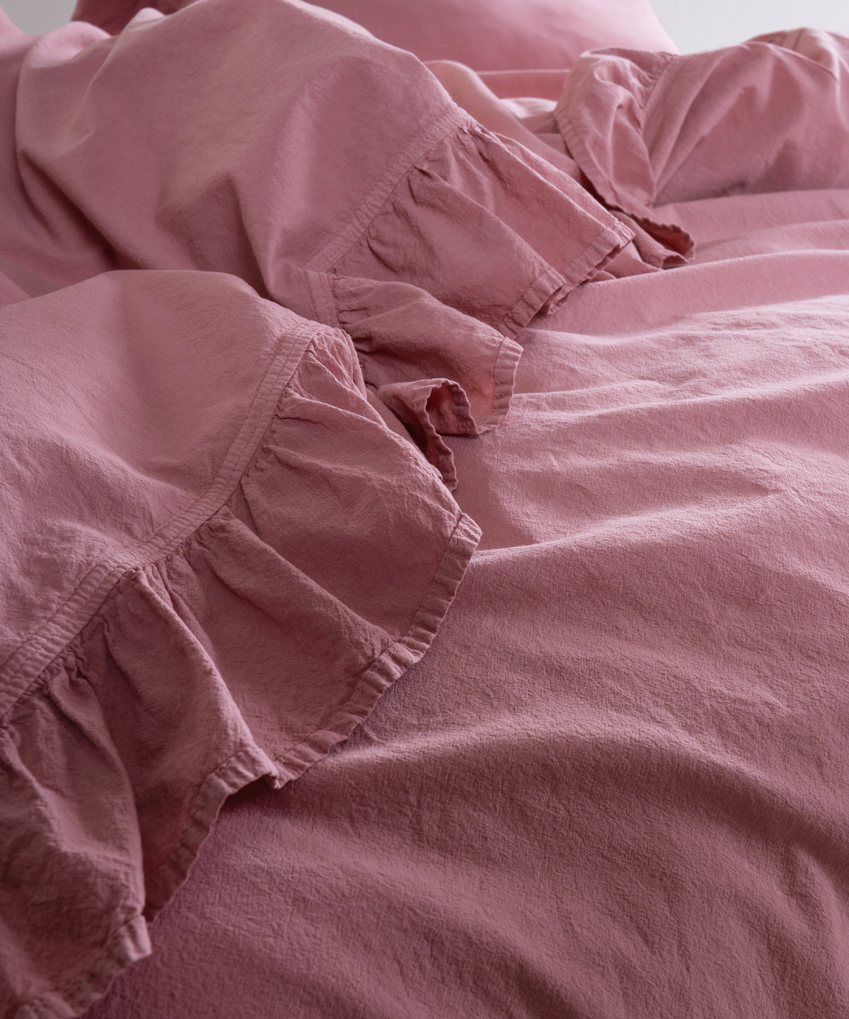 Old Rose fırfırlı nevresim takımı ile dekore edilmiş minimalist boho yatak odası konsepti