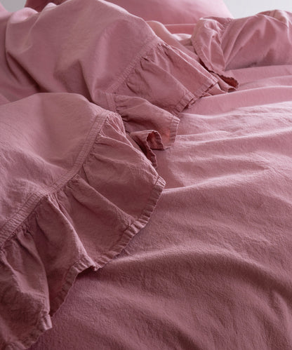 Old Rose fırfırlı nevresim takımı ile dekore edilmiş minimalist boho yatak odası konsepti
