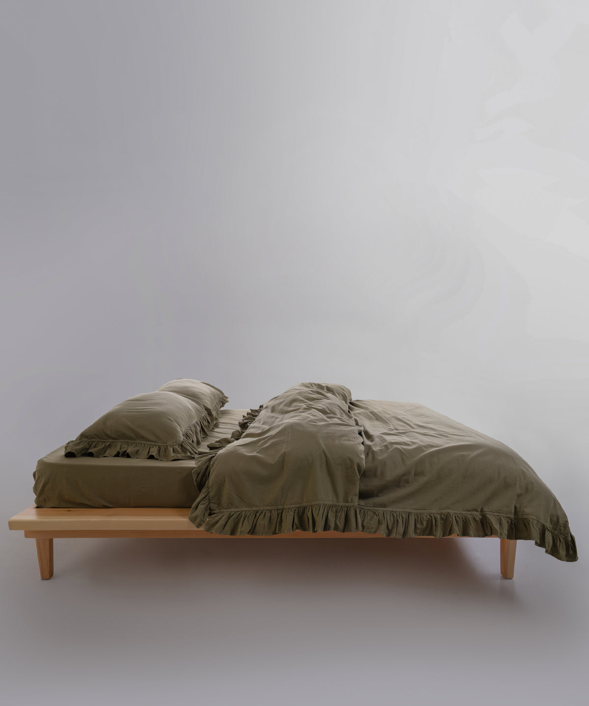 Olive stonewashed kumaşın nefes alan doğal ve yumuşak dokusu
