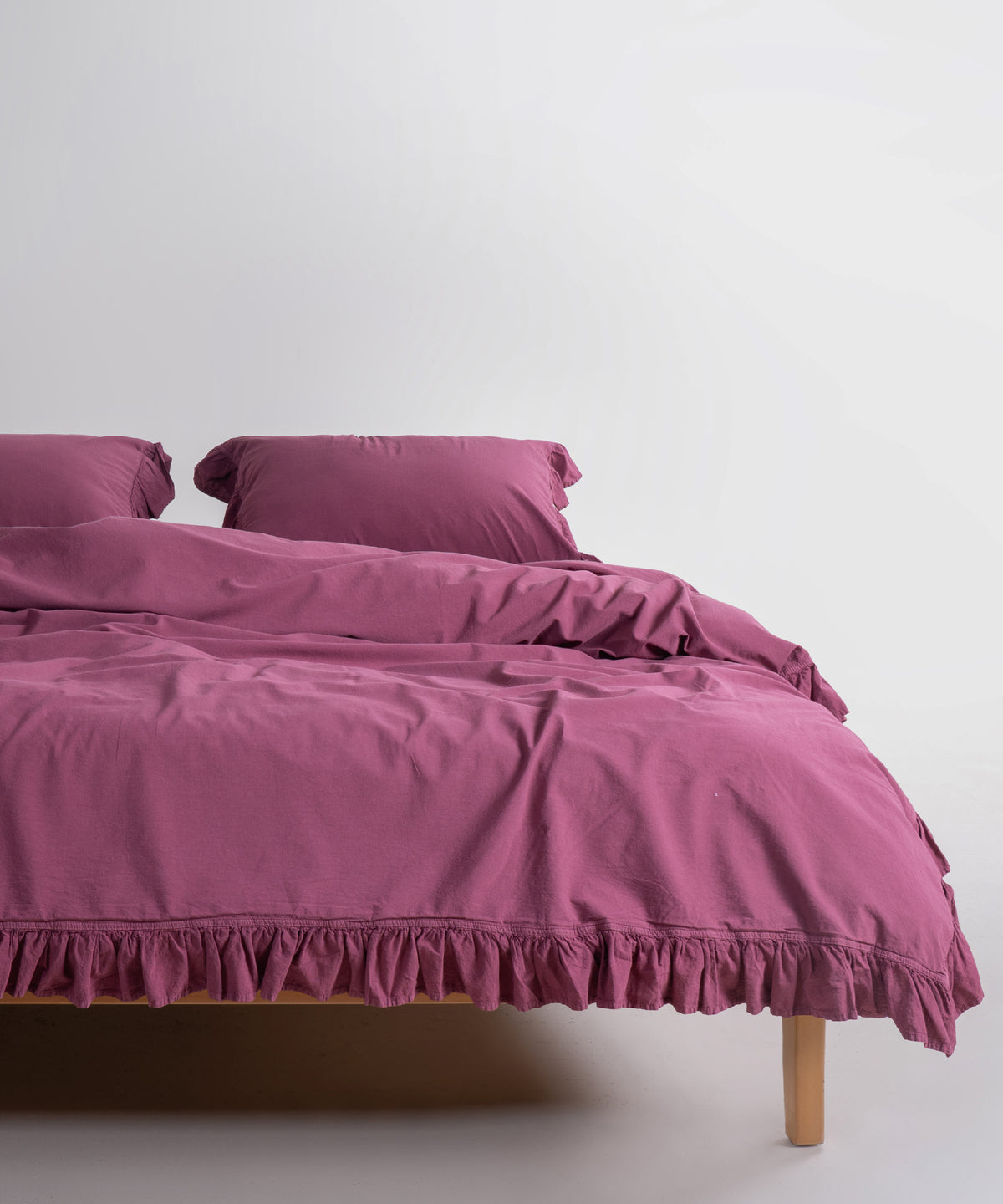 Canlı Raspberry tonlarında stonewashed fırfırlı çift kişilik nevresim takımı