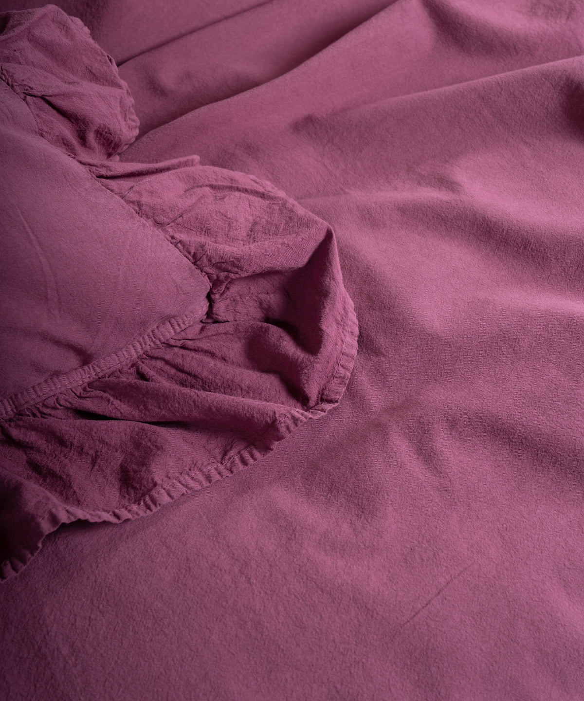 Raspberry fırfırlı nevresim takımı ile oluşturulmuş romantik yatak odası dekorasyonu