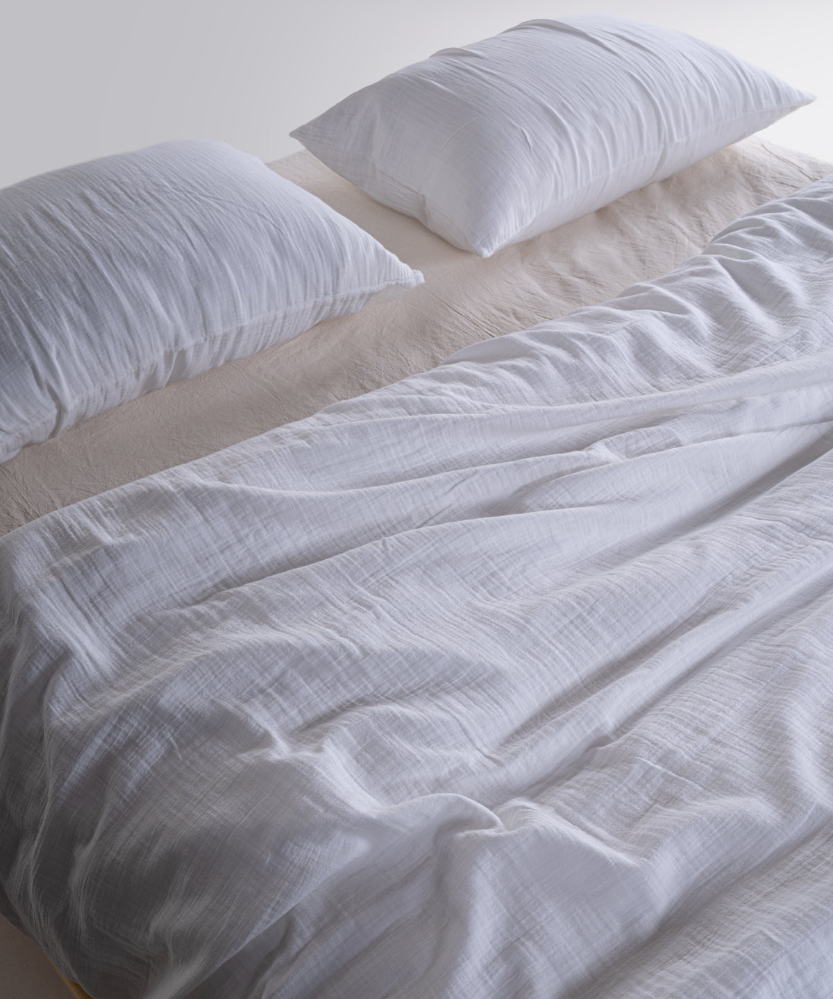 Beyaz müslin kumaşın terletmeyen ve hava sirkülasyonu sağlayan yapısı